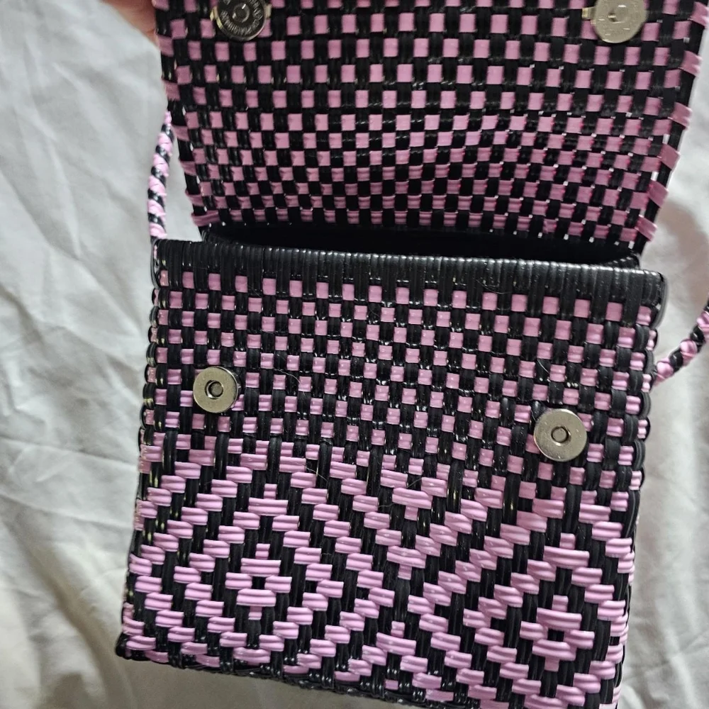Black & pink checkered woven crossbody bag - Picture 5 of 5